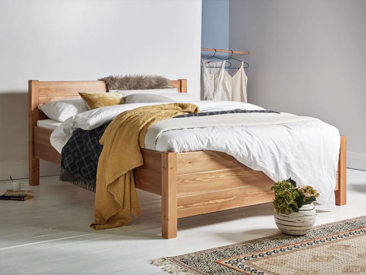 Giường gỗ thông