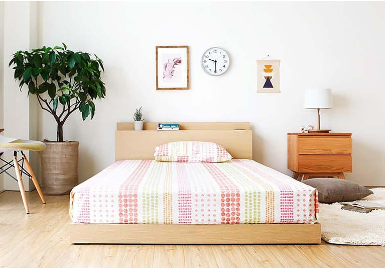 Giường được thiết kế vừa đủ cao và rộng để mang lại cho bạn sự thoải mái tuyệt đối trong giấc ngủ. Màu sắc đơn giản và tinh tế của giường giúp bạn dễ dàng kết hợp với các phụ kiện nội thất khác tạo nên phong cách riêng cho căn phòng của bạn.