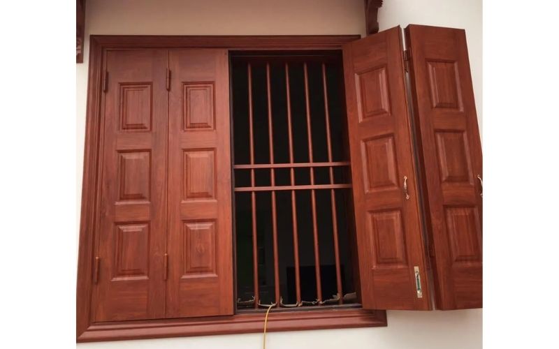 Cửa sổ thép vân gỗ 4 cánh cân kiểu tân cổ điển