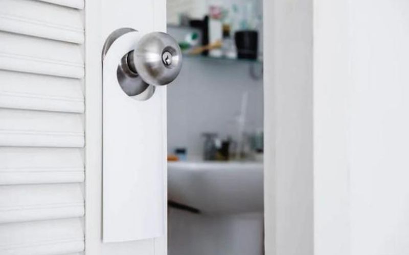 tránh thiết kế cửa nhà vệ sinh đối diện cửa chính