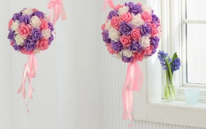 Trang trí bằng hoa tươi hoặc hoa giấy