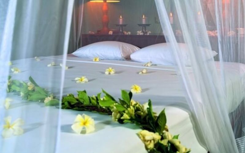 Rèm cưới, ga trải giường và gối ôm cùng màu