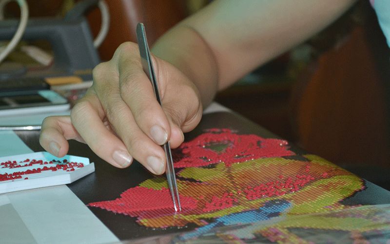 Tiến hành đính đá theo khu vực