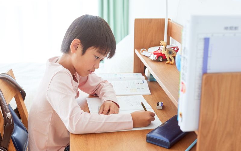 bàn học có kệ sách